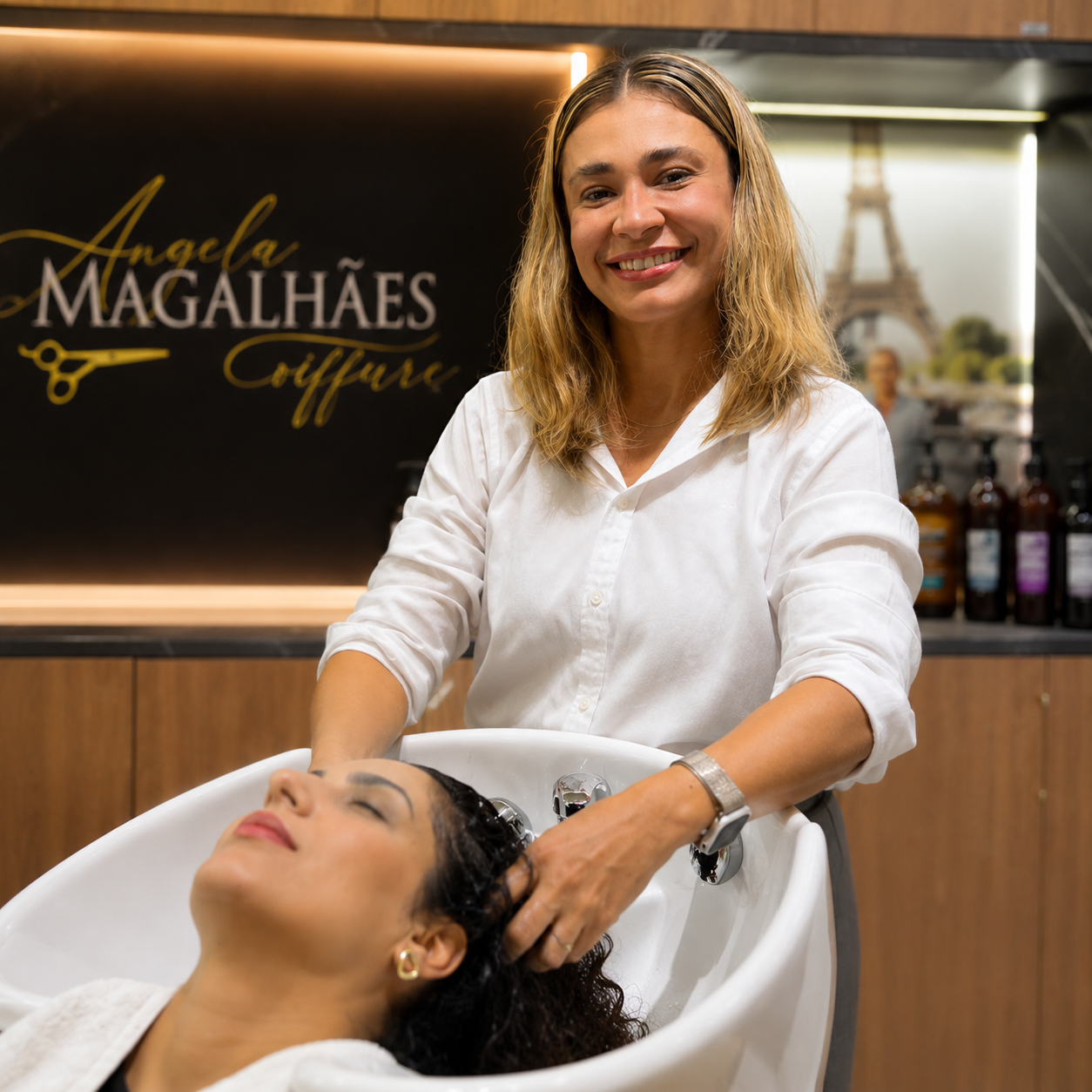 Profissional aplicando mechas em salão sofisticado